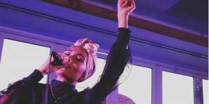 Tampil Berturban, Yuna Pilih Gaya Kasual