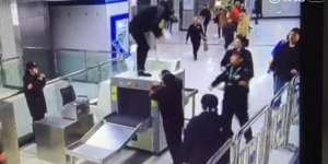 Detik-detik Wanita Mengamuk di Stasiun Terekam CCTV