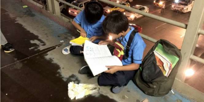 Kisah 2 Bocah Penjual Bunga di Jembatan Bikin Haru