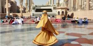 Masya Allah, Cantiknya Istri Denny CAGUR Saat Umrah