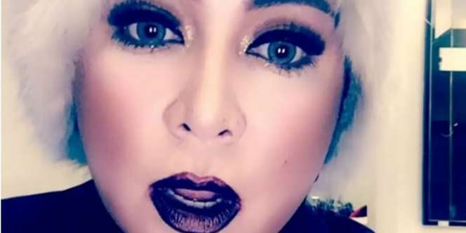Seksi dengan Lipstik Bernuansa Gelap