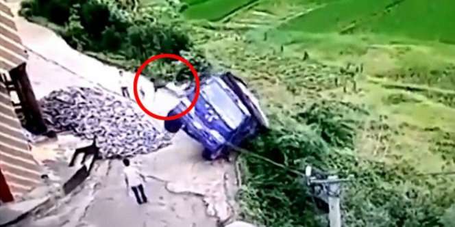 Detik-detik Sopir Melompat dari Truk yang Terperosok ke Jurang