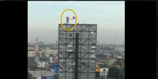 Geger Pria Panjat Papan Reklame Raksasa di Grogol