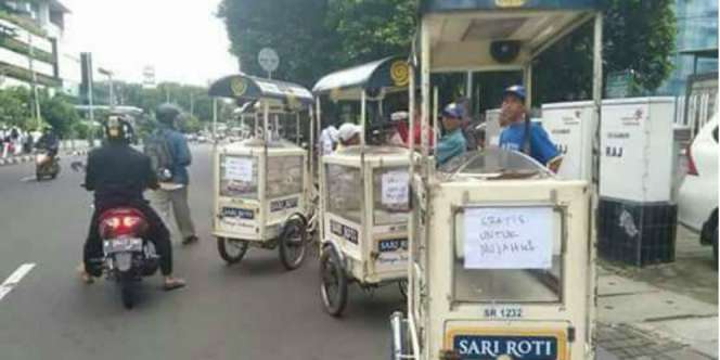 Mengharukan, Cerita Penjaja Keliling Sari Roti Tak Laku Jualan