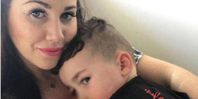 Foto Selfie Ibu dan Anak Ini Bikin Heboh, Apa yang Janggal?