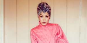 Hana Tajima: Hijab Turban & Pakaian Simpel Bikin Modis