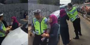 Tak Terima Ditilang, Ibu Ini Cakar Polantas