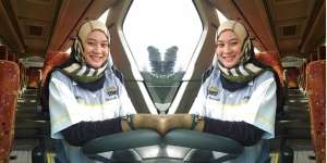 Hijaber Cantik Sopir Bus Bikin Heboh