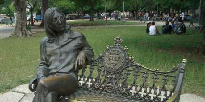 Dibayar Rp3 Juta Hanya untuk Jaga Kaca Mata Patung John Lennon
