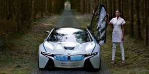 Tak Kuat Lihat Kecantikan SPG Mobil, Astaga Si Pria Malah...