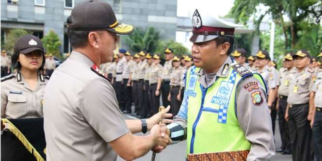Polisi yang Diamuk Pengemudi Wanita Dapat Penghargaan