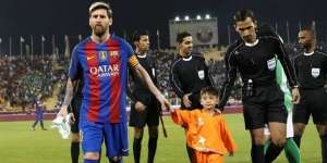 Mengharukan, Bocah Berkostum Kresek Tak Mau Lepas Tangan Messi