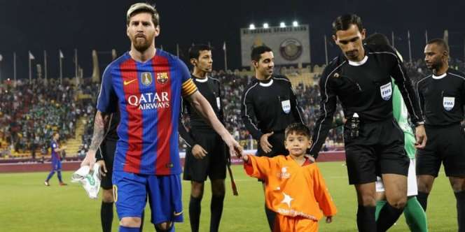 Mengharukan, Bocah Berkostum Kresek Tak Mau Lepas Tangan Messi