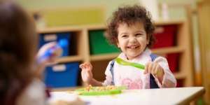 Cara Aman Mengajarkan Bayi Belajar Makan Sendiri