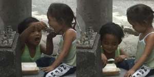 Beri Makanan ke Anak Kecil, Astaga... Lihatlah yang Terjadi