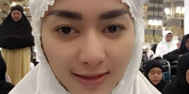 Batal Menikah, Tiara `Syahrini KW` Umroh