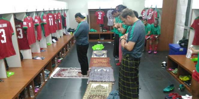 Timnas Sholat Maghrib Berjemaah di Ruang Ganti Stadion