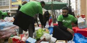 Kebaikan Muslim London Tebar 10 Ton Makanan ke Tuna Wisma