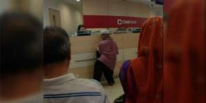 Teller Bank Ditegur Saat Layani Orang Cacat, Malah Bilang...