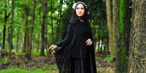 Michelle Tezser: Serba Hitam Bikin Tampilan Elegan