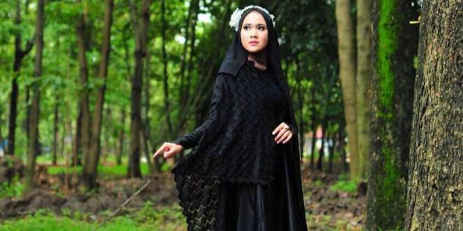 Michelle Tezser: Serba Hitam Bikin Tampilan Elegan