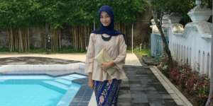 Annastia Novianti: Kondangan Bersahaja dengan Batik & Blus