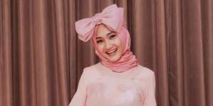 Busana Ini Bikin Fatin Shidqia Cantik Seperti Boneka