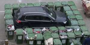 Parkir Sembarangan, Mobil Dikepung 40 Tong Sampah