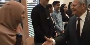 Cara Sopan Wanita Berhijab Tolak Salaman dengan Pak Presiden