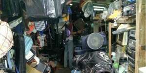 Sedih! Lihat yang Dilakukan Keluarga Itu di Toko Barang Bekas