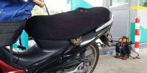 Mau Isi BBM, Pria Kaget Ada Ular Menumpang di Bagasi Motor