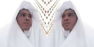 Penampilan Irwansyah Saat Umroh Curi Perhatian