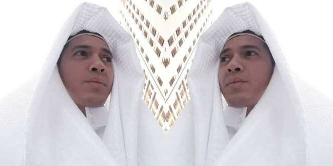 Penampilan Irwansyah Saat Umroh Curi Perhatian