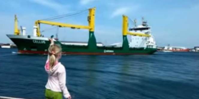 Kocak! Reaksi Anak Kecil Saat Minta Klakson Kapal Dibunyikan