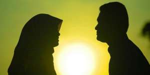 Curhat pada Suami Orang, Apa Hukumnya?