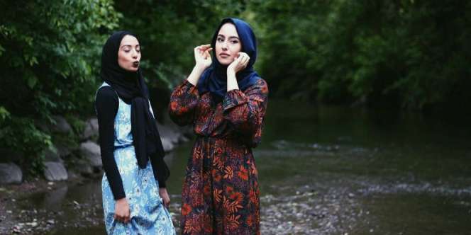 Haleema & Huda: Atasan Bermotif Mudahkan Memilih Warna Hijab
