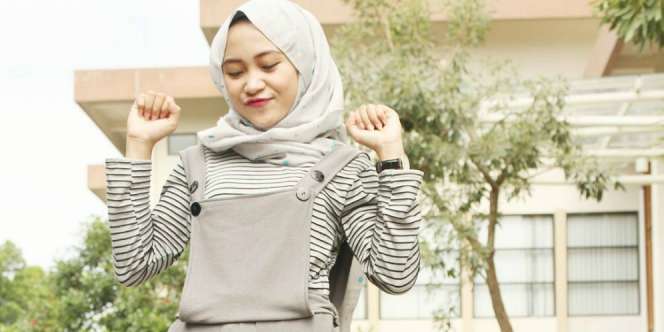 Maksimalkan Rok Overall dengan Gaya Layering