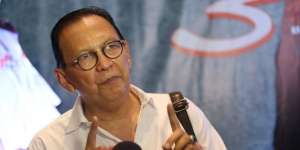 Foto Pria Mirip Roy Marten Bersama Wanita Muda Bikin Geger