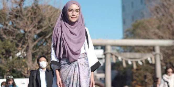 Trik Menyulap Batik Terlihat Chic Saat Liburan