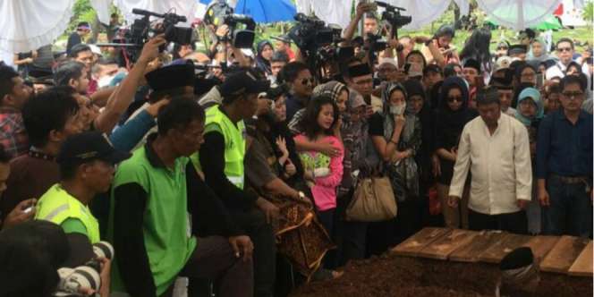 Tangis Pilu Warnai Pemakaman Korban Perampokan Pulomas