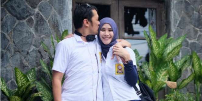 Zaskia Mecca dan Hanung Berseragam SMP, Ada Apa?