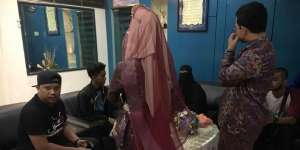 Pengantin Tanggung Malu, Tamu Pulang Perut Keroncongan