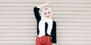 #HOTD: 'Flare Pants' Kembali Eksis di Gaya Busana Bash Harry