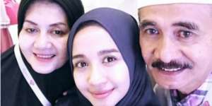 Umrah Bareng Keluarga, Laudya Cynthia Bella Banjir Doa