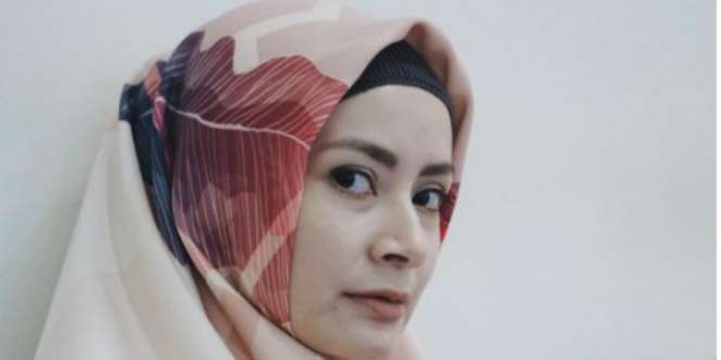 Tampil Clean dan Minimalis dengan Hijab Print