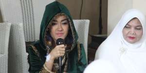 Tangis Julia Perez dalam Pengajian