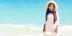 Bushra: Berlibur ke Pantai Pakai Dress, Kenapa Enggak?