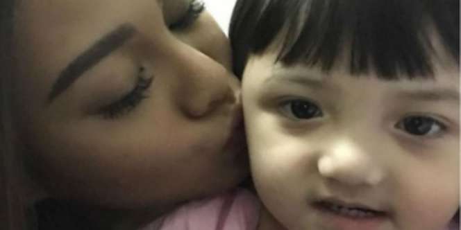 Gandeng Arsy, Tangan Aurel Bikin Salah Fokus