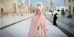 Pesona Pesinetron Cut Meyriska Berhijab saat Umroh
