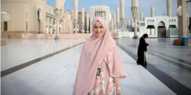 Pesona Pesinetron Cut Meyriska Berhijab saat Umroh